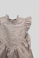 فستان بأكمام مزمومة وقماش مزخرف