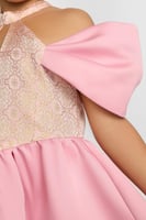 فستان بأكتاف مكشوفة وياقه مرتفعة