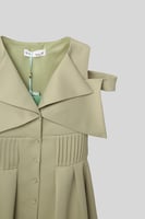 فستان بياقة كبيرة وكسرات جانبية