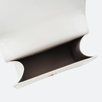 حقيبة بغطاء أمامي ومقبض علوي