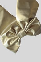 فيونكة جلدية ذهبي