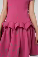 فستان بأقواس بارزة