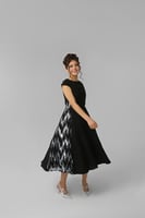 فستان بقصات جانبية من قماش الترتر