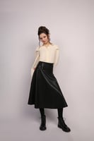 طقم تنورة جلدية كلوش وقميص سكري بياقة مميزة