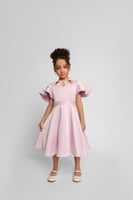 فستان بفتحة رقبة مزينة باللؤلؤ