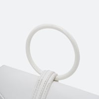 حقيبة يد بمقبض دائري