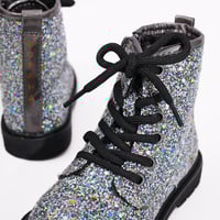 بوت عصري لامع بأربطه