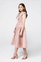 فستان بجوانب مزمومة وياقة متسعة