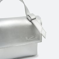 حقيبة يد بغطاء أمامي فضي