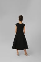 فستان بقصات جانبية من قماش الترتر