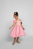 فستان بأكتاف مكشوفة وياقه مرتفعة