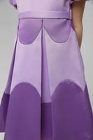 فستان بقصات منحنية من الدرجات البنفسجية