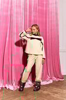 طقم شتوي بيج ولمسات بالاسود والتل