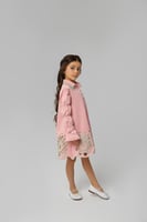 فستان بأكمام طبقات منتفخة وتطريز سفلي