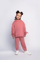 طقم هودي مشمشي بأكمام مزمومة وبنطال