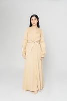 فستان بحزام وأكمام مطرزة