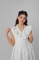 فستان بقماش مميز وكشكشة أمامية