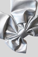 فيونكة جلدية ذهبي