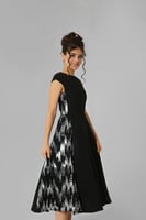 فستان بقصات جانبية من قماش الترتر