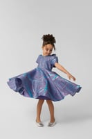 فستان بقماش مميز وقصة خلفية بفيونكة