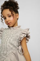 فستان بأكمام مزمومة وقماش مزخرف