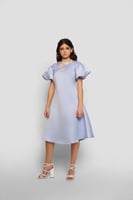 فستان بأكمام منتفخة وفتحة رقبة مزينة باللؤلؤ