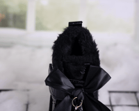 بوت أسود بشريطه