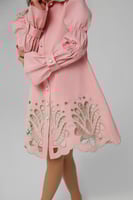 فستان بأكمام طبقات منتفخة وتطريز سفلي