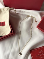 سلسال مستوحى من فالنتينو ذهبي