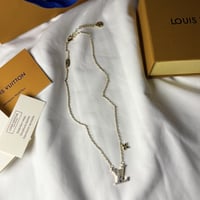 سلسال مستوحى من لويس فيتون ذهبي