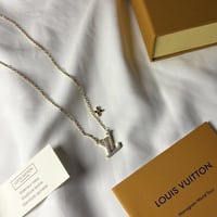 سلسال مستوحى من لويس فيتون ذهبي