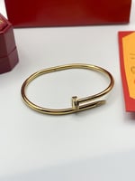 سوارة مستوحاة من كارتير مسمار نحيف ذهبي بفصوص