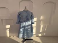 فستان اوف وايت أنيق بلمسات كلاسيكية