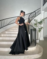 فستان سهرة بياقه كرستال لون اسود مع تفاصيل في الظه...