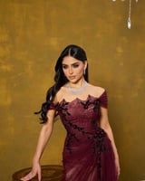 فستان سهرة أنيق بلون العنابي الداكن بتفاصيل دانتيل...