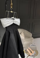 فستان أسود كورسيه بزهرة بيضاء