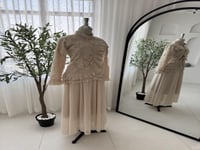 فستان اوف وايت أنيق بلمسات كلاسيكية