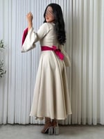 فستان اوف وايت ملكي مبطن بقماش عنابي