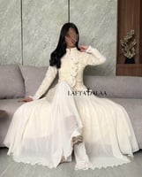 فستان اوف وايت أنيق بلمسات كلاسيكية