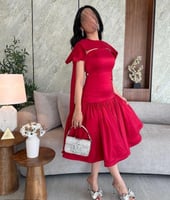 فستان أحمر قصير بياقة منفصلة