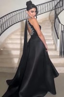 فستان سهرة بياقه كرستال لون اسود مع تفاصيل في الظه...