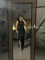 فستان سهرة ناعم بتصميم انيق