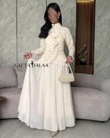 فستان اوف وايت أنيق بلمسات كلاسيكية