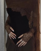 فستان بني بتفاصيل دانتيل