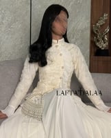 فستان اوف وايت أنيق بلمسات كلاسيكية