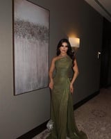 فستان سهرة ناعم تصميم انيق بكسرات