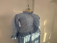 فستان اوف وايت أنيق بلمسات كلاسيكية