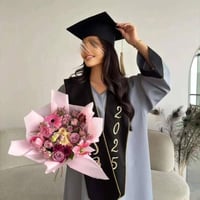 عباية تخرج بلون فضي مع وشاح وقبعة لون اسود