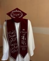 عباية تخرج مع تطريز العبارات حسب الطلب 2025