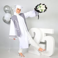 عباية تخرج لون أبيض صافي تصميم ٢٠٢٥